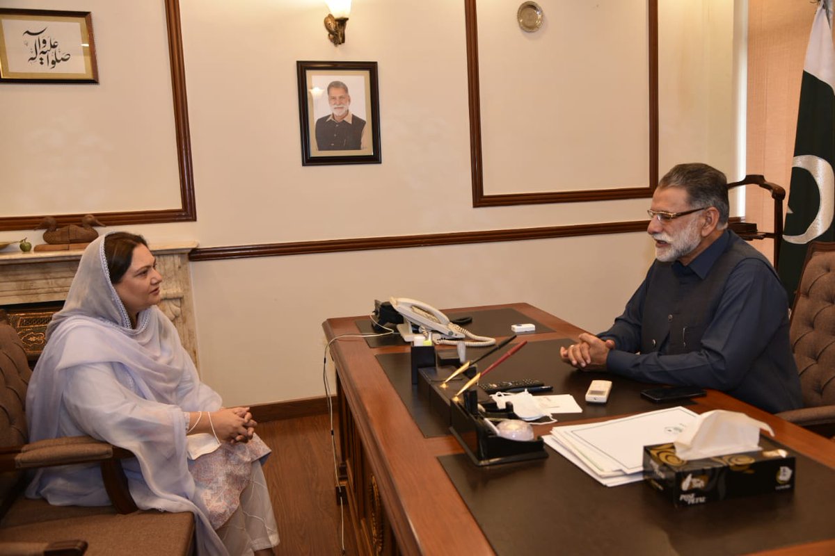 PTIAJK_Official's tweet photo. وزیراعظم آزاد جموں وکشمیر سردار عبد القیوم نیازی صاحب سے وفاقی پارلیمانی سیکرٹری برائے امور کشمیر ثوبیہ کمال خان کی ملاقات

ثوبیہ کمال خان وزیراعظم کو وزارتِ عظمیٰ کا منصب سنبھالنے پر مبارکباد دی اور نیک خواہشات کا اظہار کیا۔۔ https://t.co/Y5ZfnDI4hU