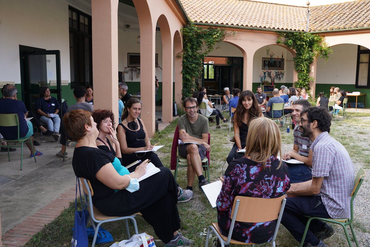 abaoaqu_'s tweet photo. La meravella d'aprendre i l'alegria de retrobar-nos docents i cineastes #cinemaencurs per continuar pensant el cinema, la transmissió i l'escola... Mirar, filmar, escoltar, experimentar junts... I a l'escola de #Bordils, on vam iniciar el viatge fa 17 anys!  #CompartirelCinema https://t.co/28dv0lPeVh