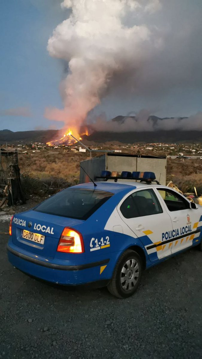SPPLBCANARIAS's tweet image. Desde SPPLB Canarias quemos mostrar nuestro apoyo y cariño  a los habitantes de la isla de La Palma, momentos difíciles donde por desgracia se ven afectadas sus viviendas y sus vidas diarias, pero también se ve ese enorme corazón y solidaridad que siempre han demostrado.