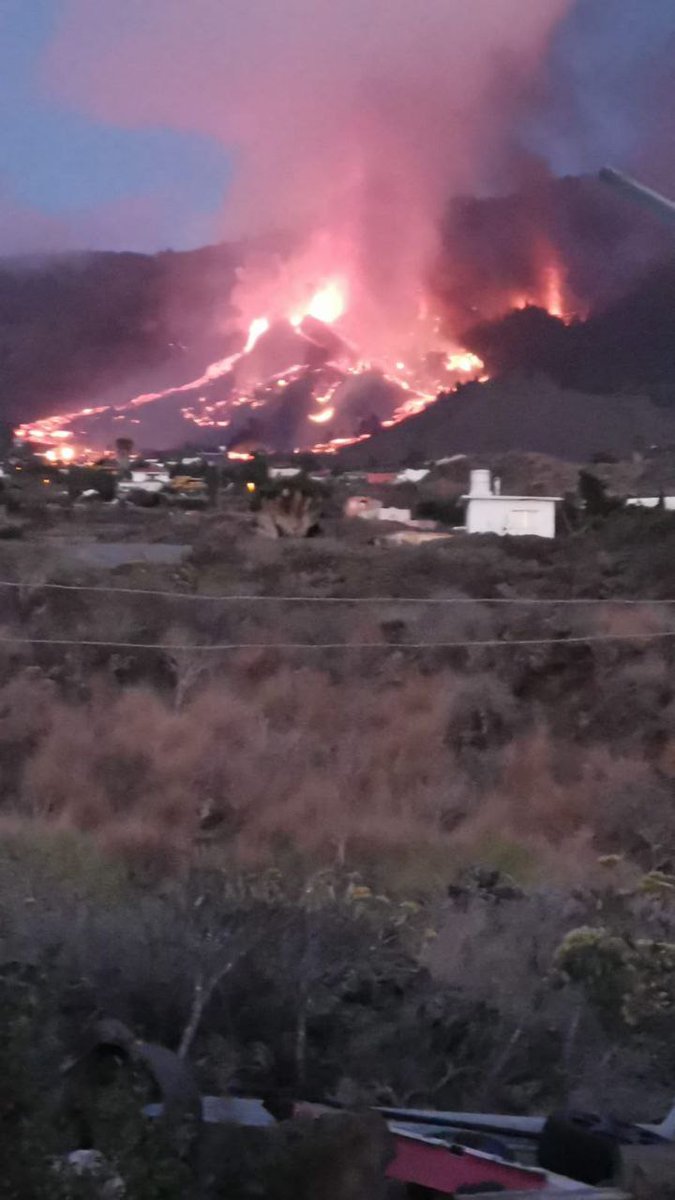 SPPLBCANARIAS's tweet image. Desde SPPLB Canarias quemos mostrar nuestro apoyo y cariño  a los habitantes de la isla de La Palma, momentos difíciles donde por desgracia se ven afectadas sus viviendas y sus vidas diarias, pero también se ve ese enorme corazón y solidaridad que siempre han demostrado.