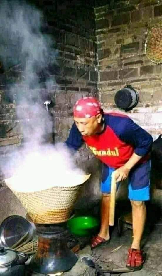 Sementara Aku Menanak Nasi, Mbak Rina Mempersiapkan Bumbu Untuk Ikan Pepesnya Seperti Bawang Merah, Bawang Putih, Cabe Rawit, Lada Dan Tak Lupa Untuk Menambahkan Sereh Supaya Menambah Citarasa Pada Masakannya
 Mbak Rina : Ndul Ini Bumbunya
 Gundul : Oh Ya