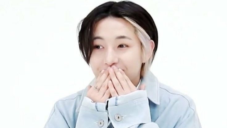 mfaljen's tweet photo. renjun and his cute habit 😬 https://t.co/7QbB5INZUl