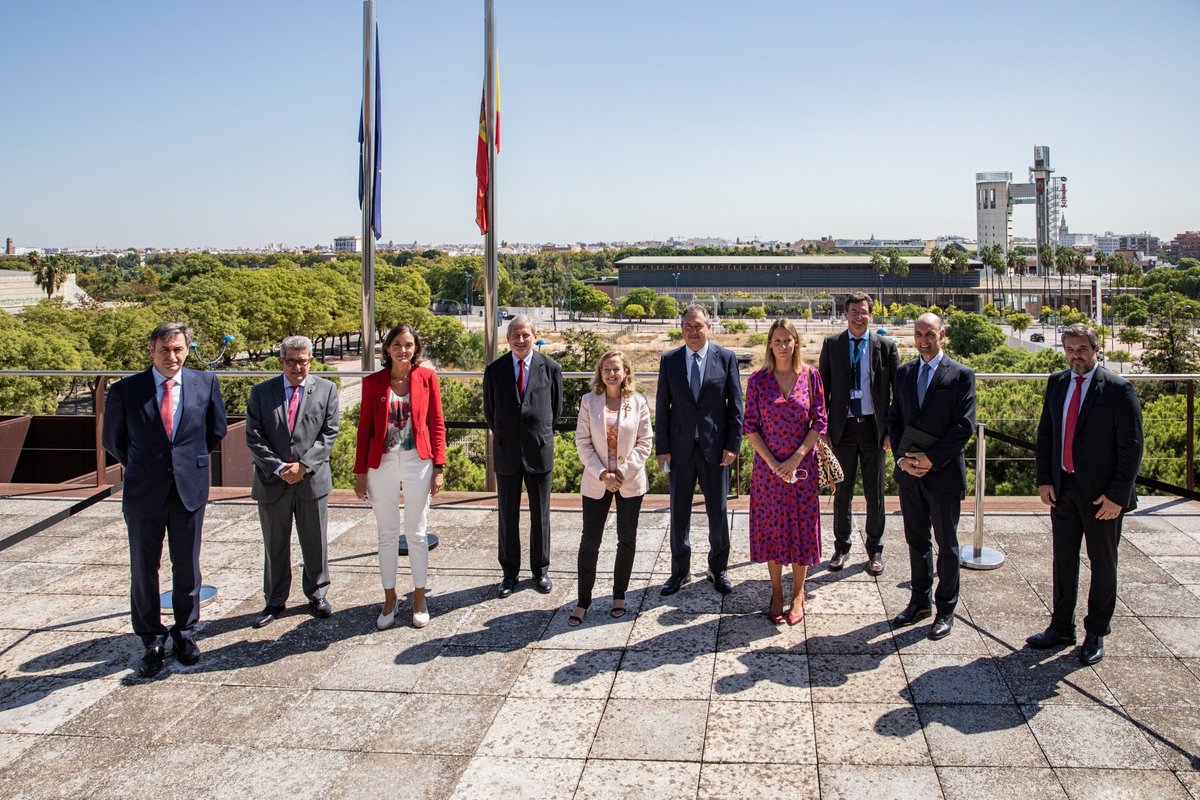 ➡️Encantados de recibir a <a href="/JHahnEU/">Johannes Hahn</a> <a href="/NadiaCalvino/">Nadia Calviño</a> <a href="/MarotoReyes/">Reyes Maroto</a>, la viceconsejera de @EconomiaAnd &amp; @JuanEspadasSVQ 

🇪🇺Juntos, conociendo el proyecto de futura sede permanente de JRC, inspirado en #NewEuropeanBauhaus