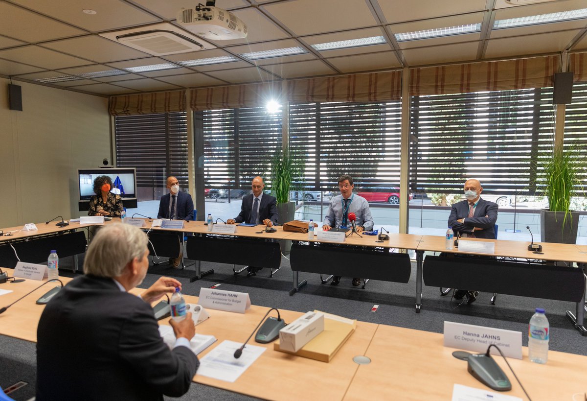 ☀️En nuestra sede de Sevilla, hemos discutido el apoyo a políticas clave que nacen del rigor científico🔬

➡️Planes de Recuperación #NextGenEU 
➡️Taxonomía #SustainableFinanceEU
➡️Bonos verdes europeos
➡️Inteligencia Artificial