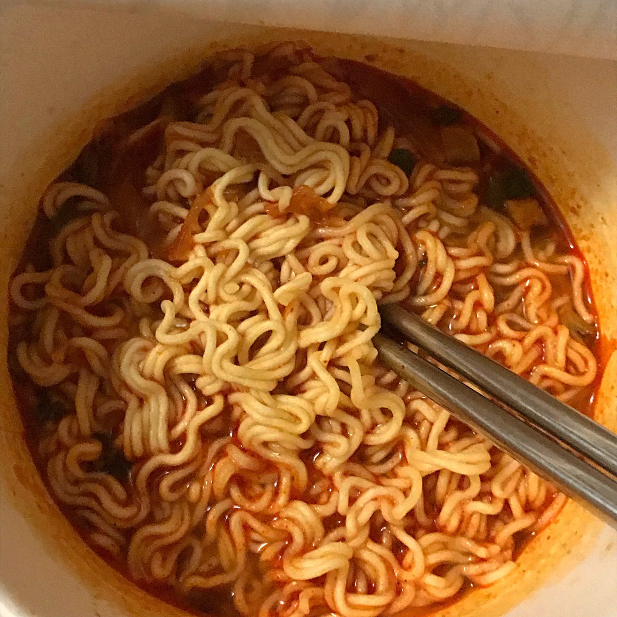 อร่อยจริงนะว่าไม่ได้ ㅠㅡㅠ กิมจิมาเป็นชิ้นๆเลยยย กลมกล่อมอ่ะอร่อยแบบซดน้ำไม่หยุดก็ว่าทำไมคนรีวิวเยอะกว่าจะหาได้ สัญญาว่าจะตุนนนน🍜🥢