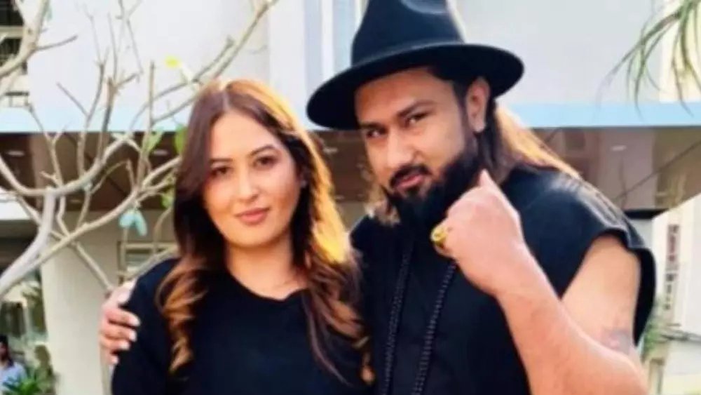 SearchBollywood's tweet photo. YO YO HONEY SINGH’S WIFE SHALINI TALWAR ACCUSES HIM OF DOMESTIC VIOLENCE; FILES CASE AGAINST THE RAPPER
#YoYoHoneySingh #Bollywood 
https://t.co/XRHtYixVaI https://t.co/ZM0BXquOFS