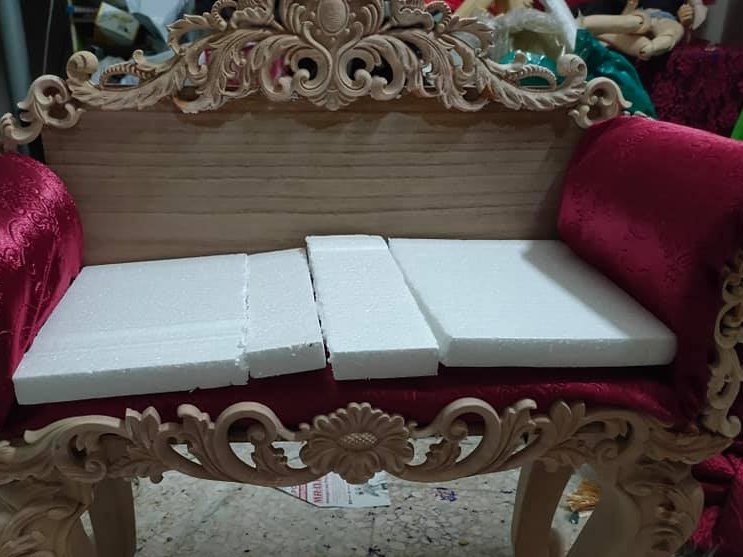 ainz_artz's tweet photo. Hey guys, I want to show you the luxury European sofa I made. This sofa fits the bigger dolls from sd13 dolls to 75cm dolls ✨&amp; the best part of it, you can remove the red fabric one and changed it to another colour ☺️☺️☺️#bjd #bjdfurniture #balljointeddoll #bjdsofa https://t.co/Q3ZJC2vT2C