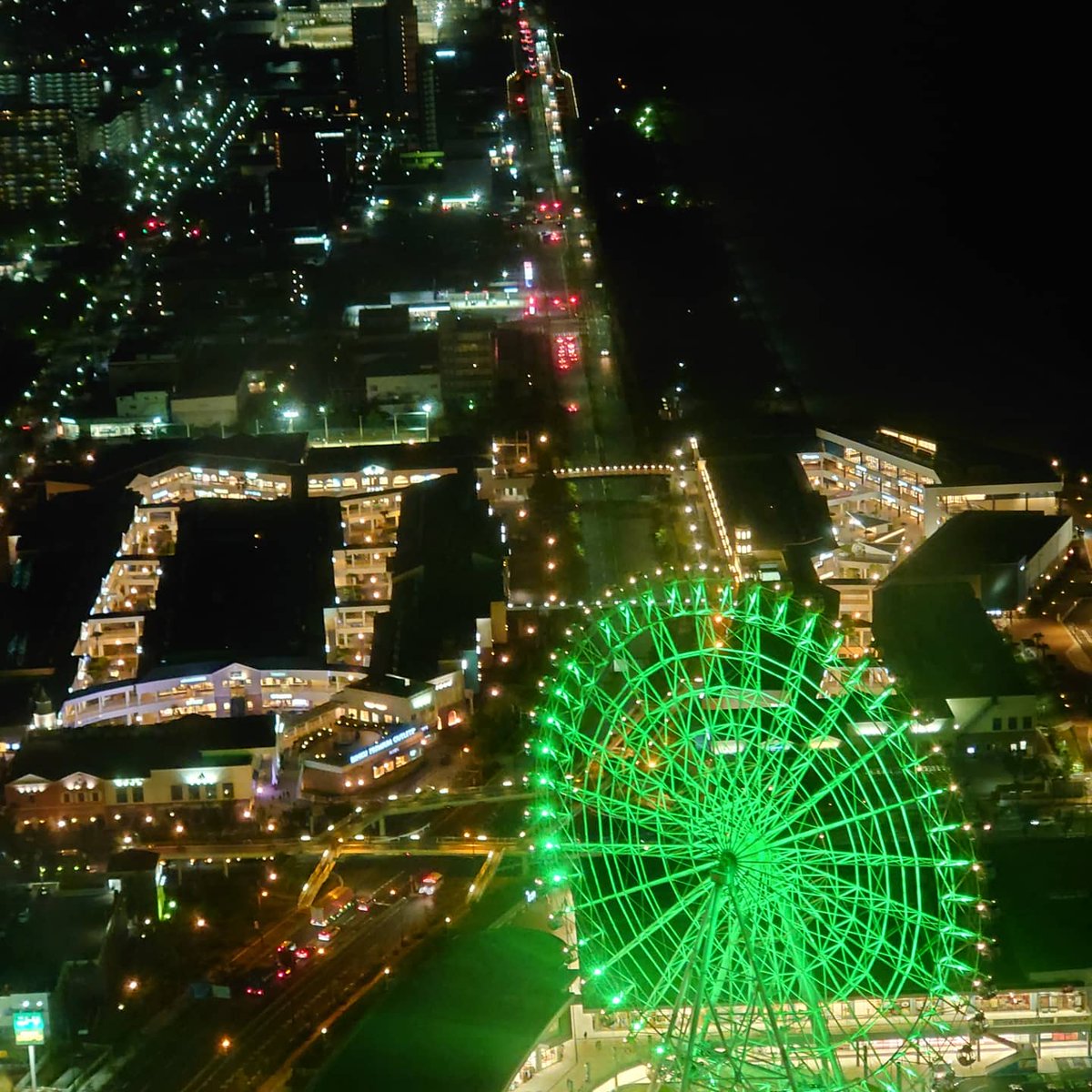 Manari2138's tweet photo. 某ホテル
眺めると街の灯りはとても綺麗💖
この景色の中に混ざり仕事等して、生きている。
何をしていても自分が輝いていれば、周りは綺麗に思ってくれる。
外見だけ重視して輝くと単なる光ってるだけ。
心が大切だ。見えない事が変われば自然に見た目も変わっていくのだから、、、😊 https://t.co/HOy0tN0pUl