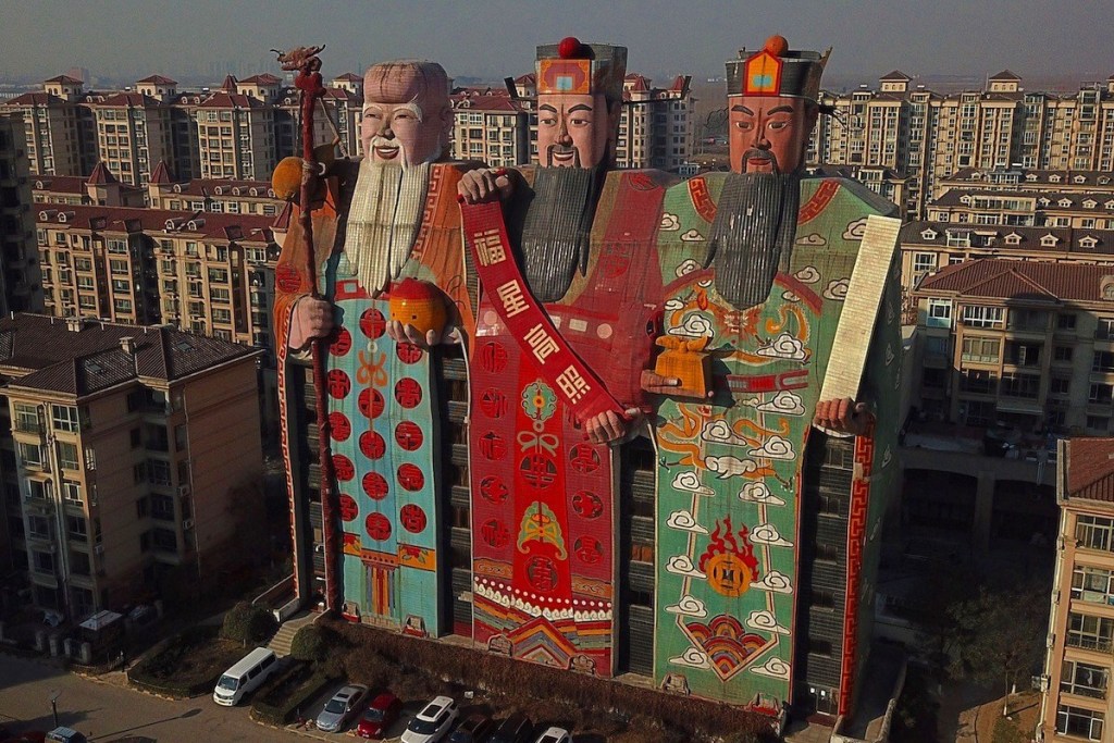 lopedetoledo's tweet photo. Me encanta que los chinos hayan creado una página web para votar los edificios más feos de su país, porque estoy descubriendo joyas como estas:

🧶 DENTRO HILO 👇 https://t.co/wRbhO0NUTs