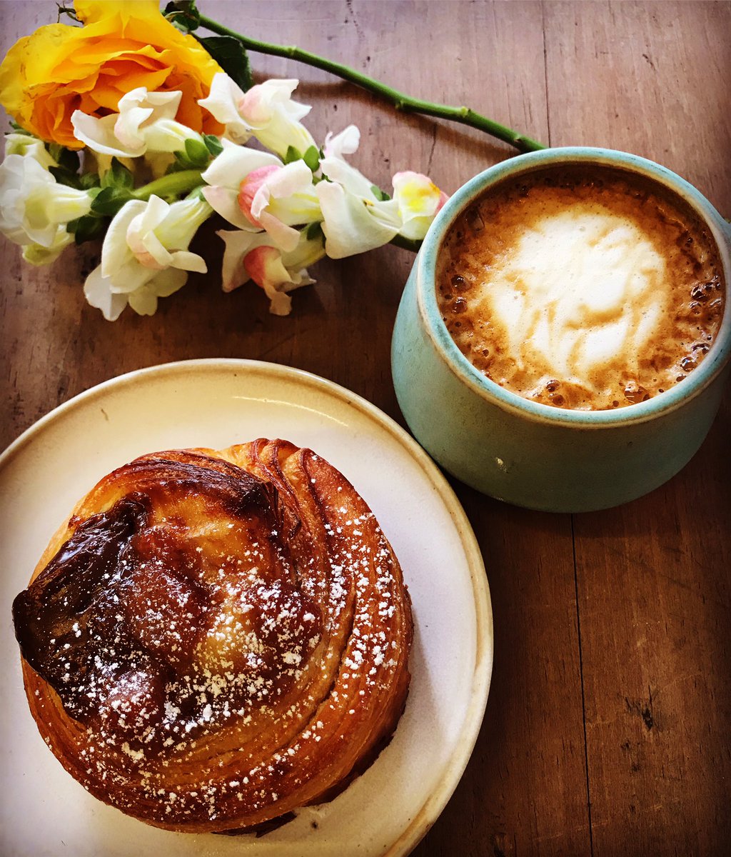 buendiapanycafe's tweet photo. Que nunca nos falte café, pan y flores. #panaderiaartesanal #narvarteando #consumelocalmx #postrescdmx #felizlunes #amamosloquehacemos #pan #bakery https://t.co/FDGL17Du4v