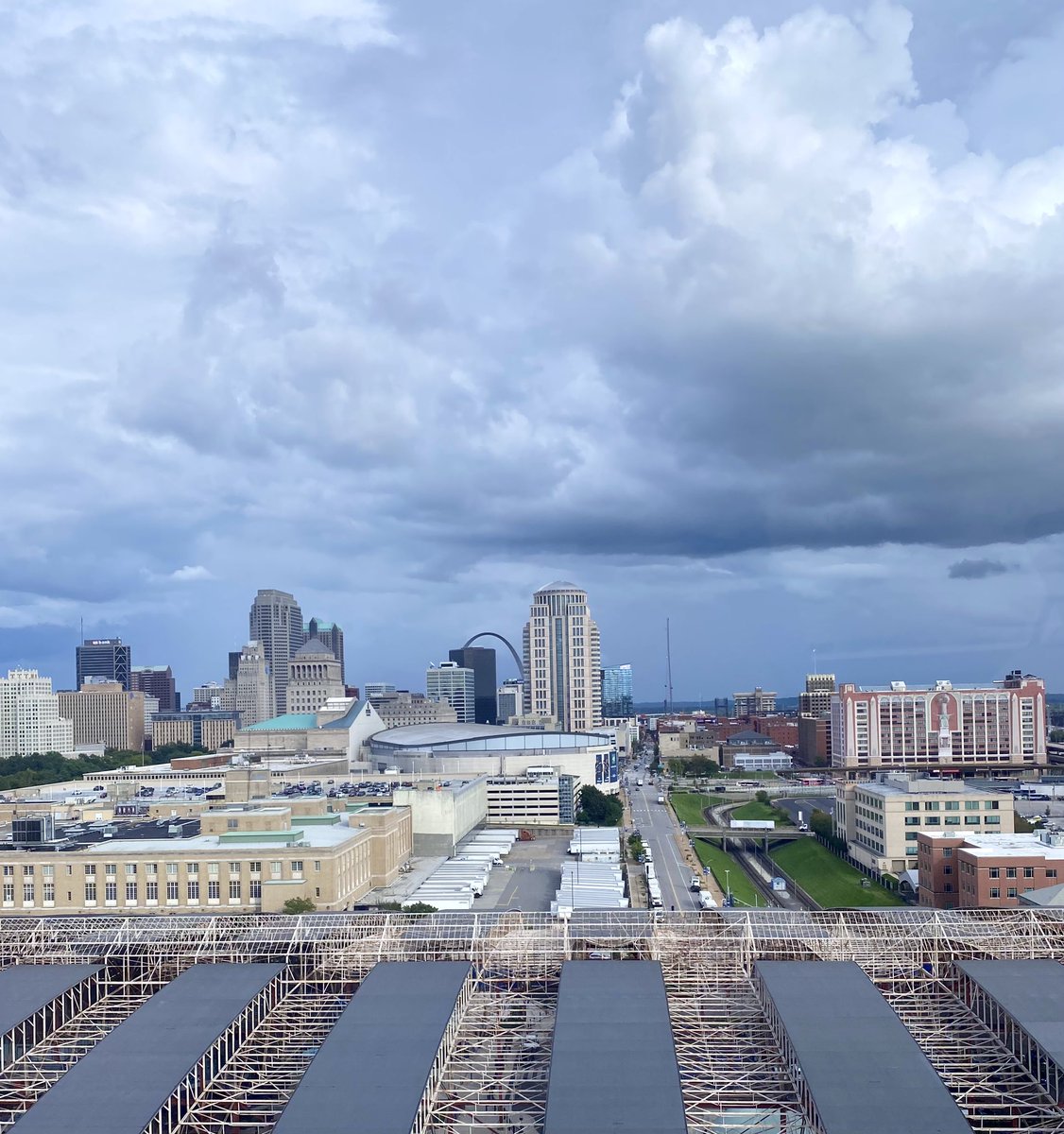 Sasha_Dominique's tweet photo. #StLouisWheel #UnionStation #FerrisWheel #Arch https://t.co/46FKDB2K0p