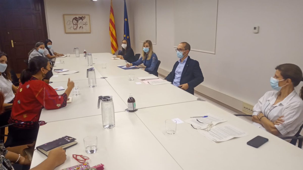 CCARefugi's tweet image. #Agenda | 🤝🌍Les defensores acollides al #PCPDDH s'han trobat avui amb la consellera @_VictoriaAlsina, Josep Desquens DG de Cooperació al Desenvolupament i la directora de l'Agència Catalana de Cooperació al Desenvolupament.
#dretshumans #DefensemlAsil
