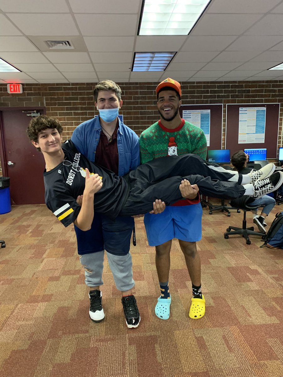 RiverdaleIB's tweet photo. Homecoming 2021 https://t.co/CERFgNGeM9