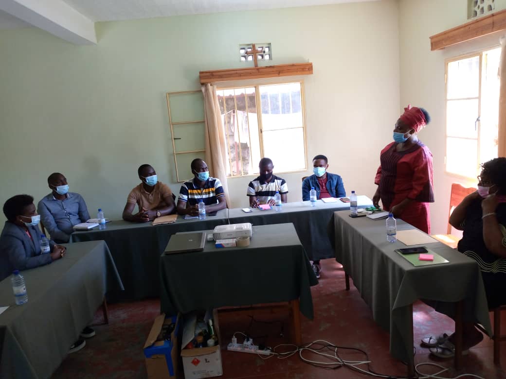 Over a year ago, KOPABINYA agrodealers' coop received a <a href="/USAID/">USAID</a> grant worth FRW 73m to set up #Rwanda's first Farm Service Centre in <a href="/Nyamagabe/">Nyamagabe District</a>. Now operational, the #FSC one-stop-centre for agro inputs, animal feed, demo/training facilities has offerred coaching for 200 farmers!