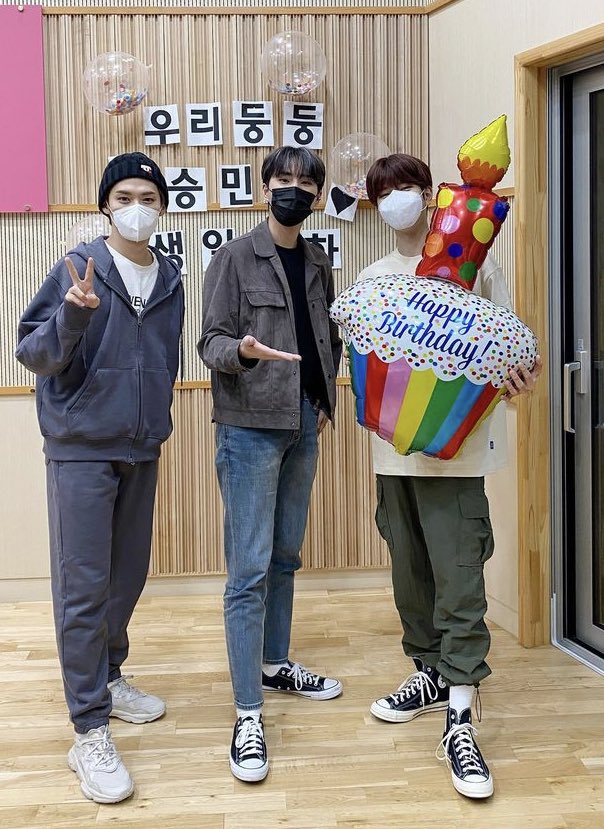Lllpskz's tweet photo. Dekira le preparo a Seungmin un pastel y un cartel por su cumpleaños 😭😭🤍
Un día más comprobando que Dekira la única radio con derechos. <3 https://t.co/Nwgomrl0Ya