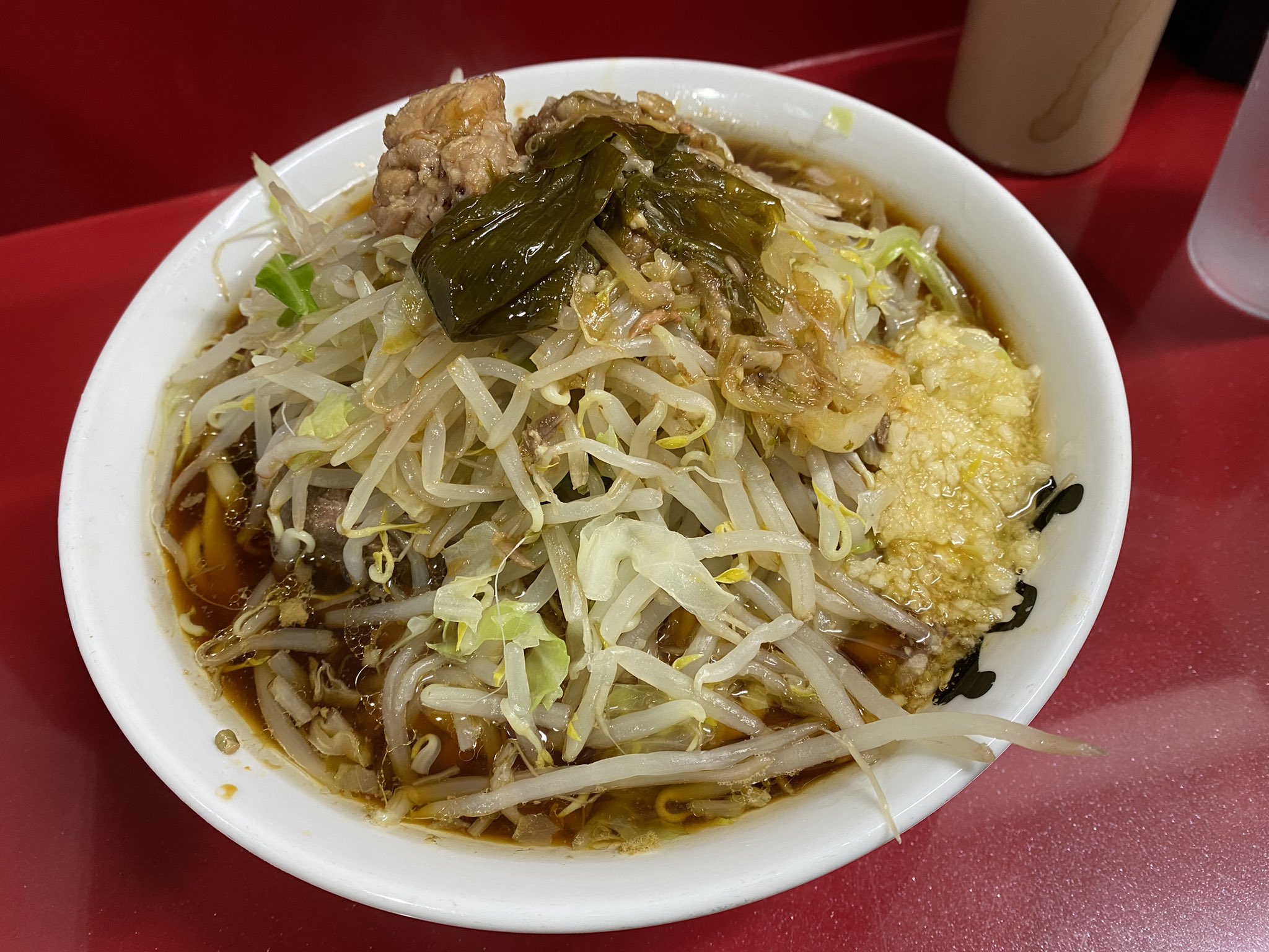 ろき 小ラーメンコールは全部 ニンニクヤサイアブラカラメ チャーシューは端っこの部分で普通の二郎チャーシューの1 5倍ぐらいあってラッキーでした てっぺんにのってるのはたぶんネギ 越谷二郎で汁なししか頼んだことないけどたぶんデフォじゃないと