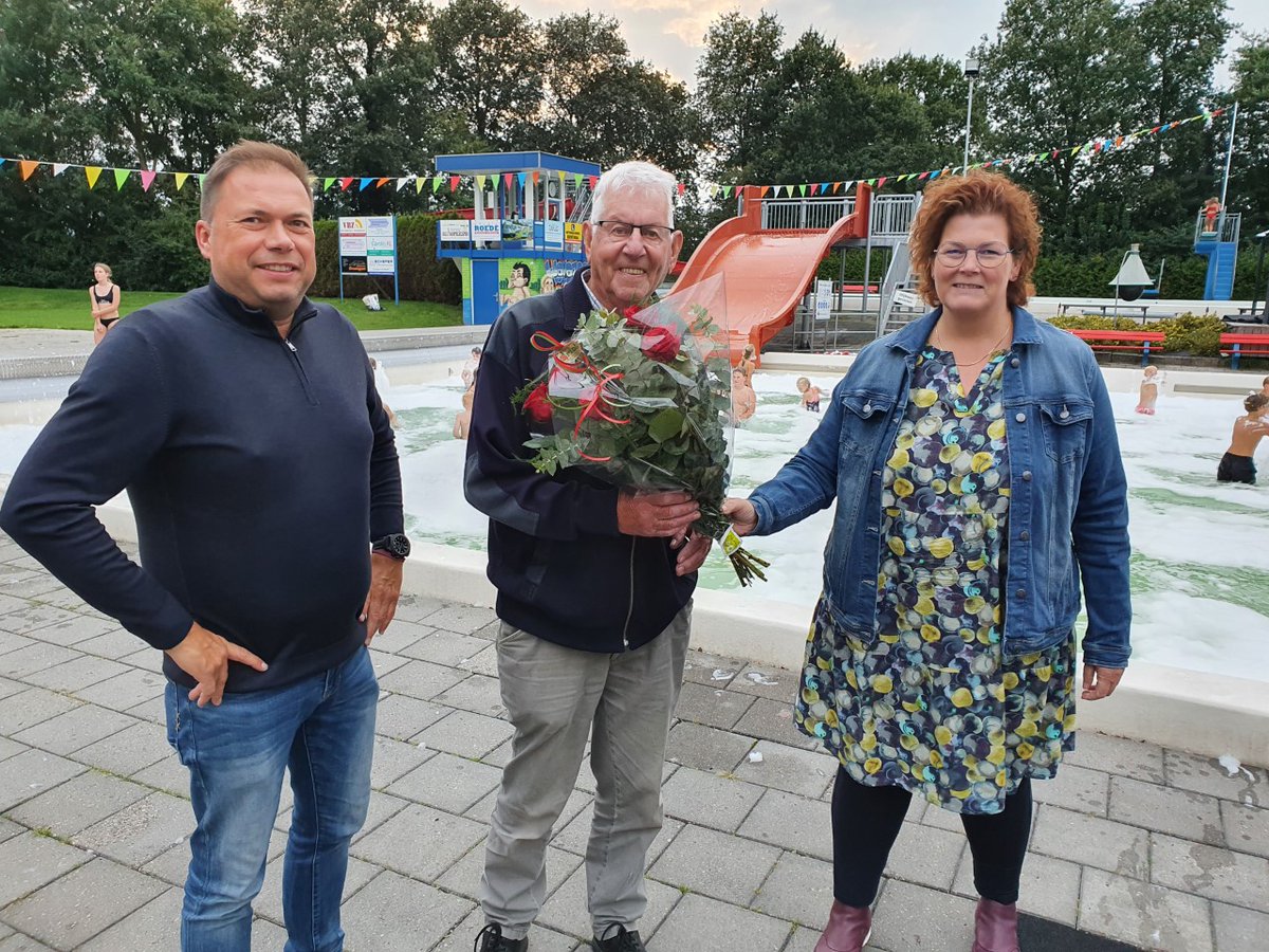 Pluim van de PvdA voor Aebe de Jong

Mark Veenstra &amp; Sandra de Wit reikten de Pluim van de PvdA uit aan Aebe de Jong uit Grootegast

De Pluim wordt uitgereikt aan inwoners die een belangrijke rol spelen in het leven van anderen en zo bijdragen aan een sterk sociaal Westerkwartier