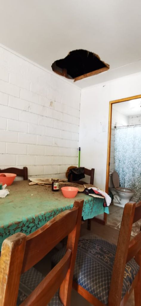 radiopaulina's tweet photo. #Cochane | Durante el fin de semana desconocidos violentaron las casas de funcionarios municipales, robando especies y causando daño a las instalaciones. Los afectados fueron el arquitecto, encargado de prensa y jefe de Planificación del municipio. Están recabando antecedentes. https://t.co/Y0VbpIX3uj