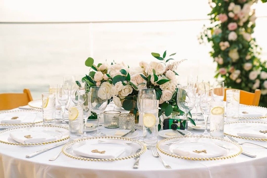 LITTLE_H_DESIGN's tweet photo. Not sure what's more beautiful, the minimalist elegance of this tabletop or the ocean view that's right behind it 😍
.
.
.
Venue: @surfandsandlaguna
Photography: @jimkennedyphotographers @megan_jkp
Floral Design: @littlehilldesigns
DJ: @visionsentertainment
#oceanv… https://t.co/DEz51wy5y4