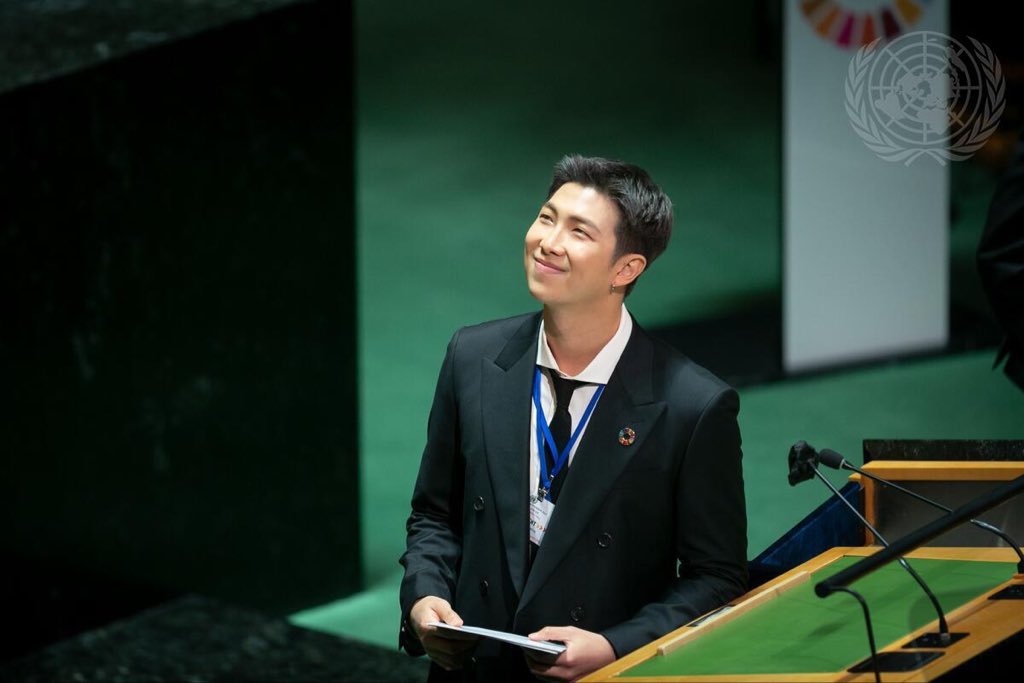 kthtete1230's tweet photo. Namjoon 😭😭😭 the backbone of this group! He sacrificed a lot and acted a lot older than his age just to keep this team intact. To see him beam with so much pride and joy melts my heart. You made it, Joonie. #GotARMYRightBehindYou #BTSatUNGA https://t.co/z5FfPGHEhA