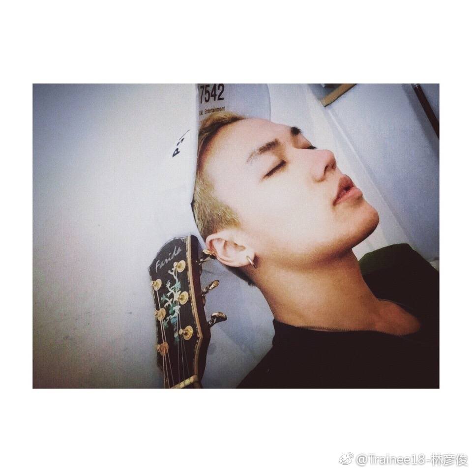 doredo82's tweet photo. 20170312
勇氣需要的並不是大聲嘶吼
而是沈默的堅持
我以為鑽石會讓我風光
卻發現內心的自傲
才是真的光芒。

#间谍之桥[电影]# 

#香蕉娱乐 #trainee18  
#Trainee18-林彦俊 
#888mob
#林彦俊 https://t.co/QUK4gI51Cp