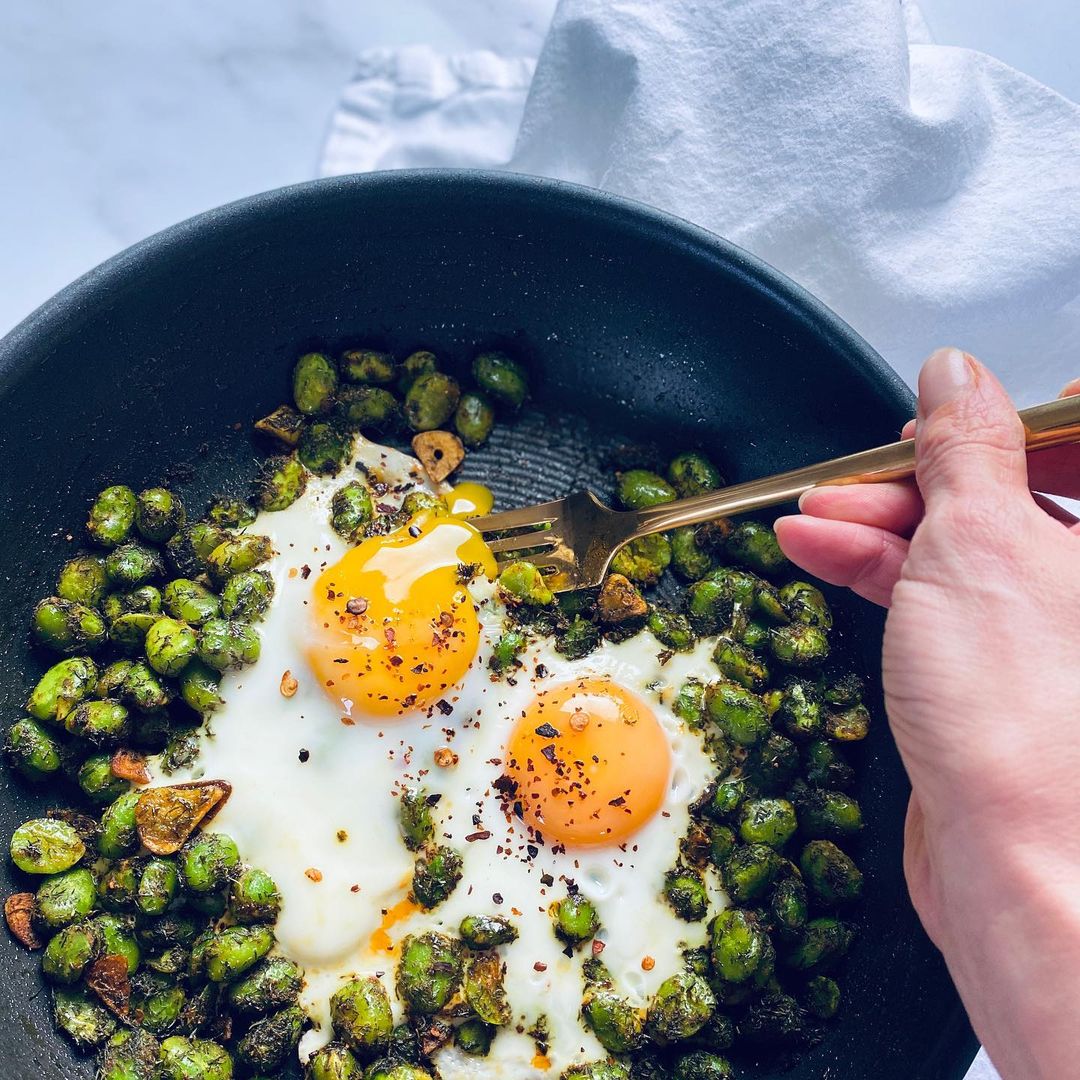 What’s cooking? We love this Persian dish - baghali ghatogh - cooked in a Circulon sauté pan. Delicious! 

📸mylittlepersiankitchen