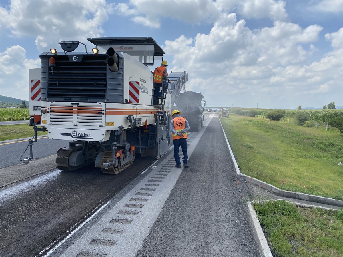 CuellosMartinez's tweet photo. Microfresado en Autopista León-Salamanca Tramo 1 y 2 y Tendido de Microaglomerado Tipo B con 45 minutos de apertura al tráfico. #Bowera #Microaglomerado #Microsurfacing https://t.co/SZ92ojFv8h