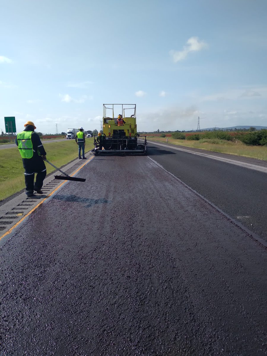 CuellosMartinez's tweet photo. Microfresado en Autopista León-Salamanca Tramo 1 y 2 y Tendido de Microaglomerado Tipo B con 45 minutos de apertura al tráfico. #Bowera #Microaglomerado #Microsurfacing https://t.co/SZ92ojFv8h