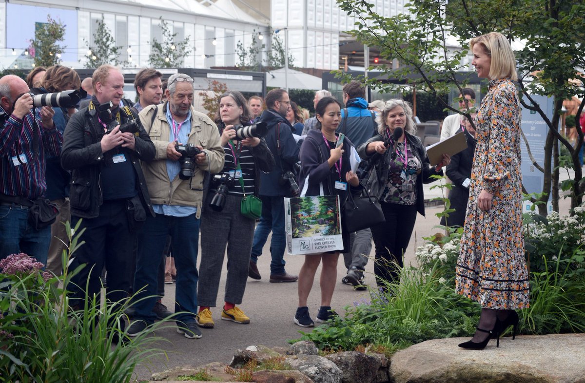 Psalm23Garden's tweet photo. After a few days of grey skies, the sun decided to shine on the #Psalm23Garden at the #RHSChelseaFlowerShow. Read more:
https://t.co/7HAWgsvtXj
---
@eberl_sarah
@sallyephillips
@mark_landform
@LandformUK
@The_RHS
@biblesociety
---
#Psalm23Garden #Psalm23 #ChelseaFlowerShow #RHS https://t.co/Ktds4X91sC