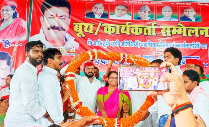 ashishgoyal0's tweet image. हाटा 334 में आयोजित बूथ सम्मेलन में राष्ट्रीय अध्यक्ष महिला सभा श्री मति @juhiesingh जी का स्वागत करते हुए 
@RadheshyaSingh @samajwadiparty @dimpleyadav @MediaCellSP @digvijaysinghd9 @NareshUttamSP @sunilyadv_unnao @sparvindgiri @samajwadipradip @ManojSinghKAKA