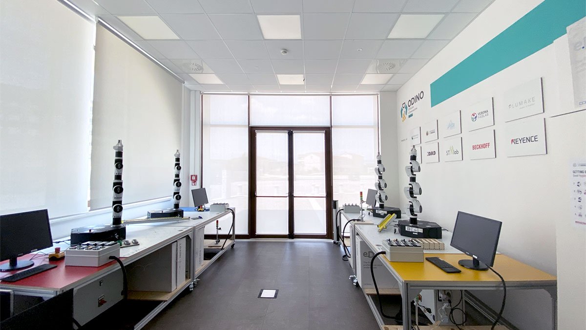 LabAltair's tweet photo. Tutto pronto per la #OpenWeek! 3 giorni di attività nel nuovo laboratorio di #robotica #ProgettoODINO dedicati alle scuole e agli appassionati di materie #STEM ✅Eventi gratuiti su prenotazione, INFO🎟️https://t.co/yjXDv5qe42
@UniVerona @veronafablab con @fondcariverona
#eDOrobot https://t.co/9RGtv1DA3D