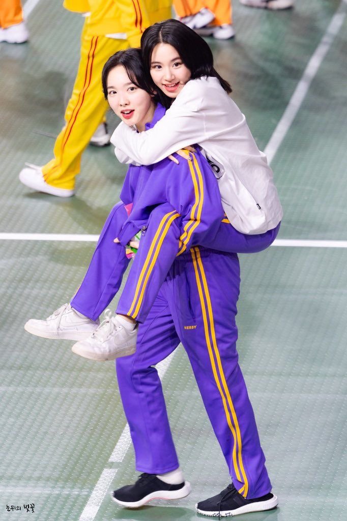 EGlRLCHAEY0UNG's tweet photo. chaeyoung being babied by the unnie line <3 https://t.co/AHrDI2DFLN