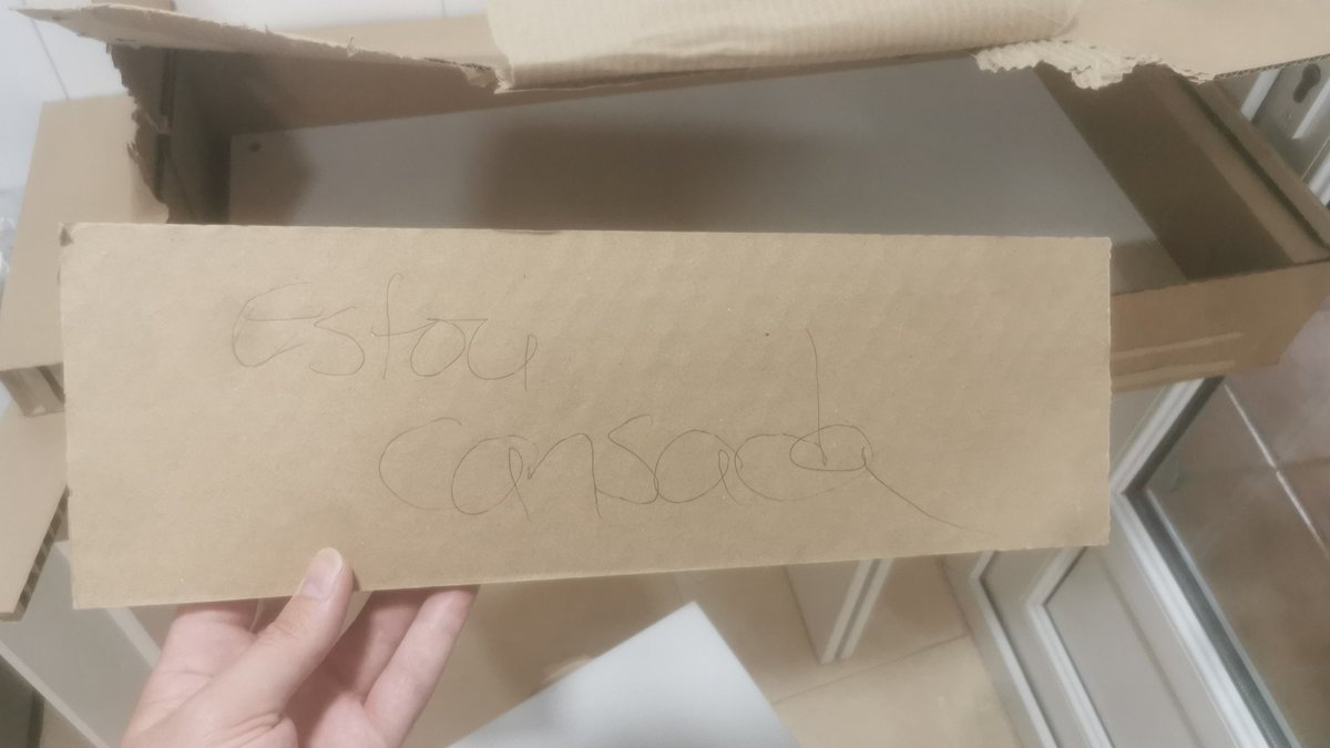<a href="/IKEASpain/">IKEA España</a> parece que alguna trabajadora necesita vacaciones! este cartón venía dentro de la caja de una kallax 😂😂😂