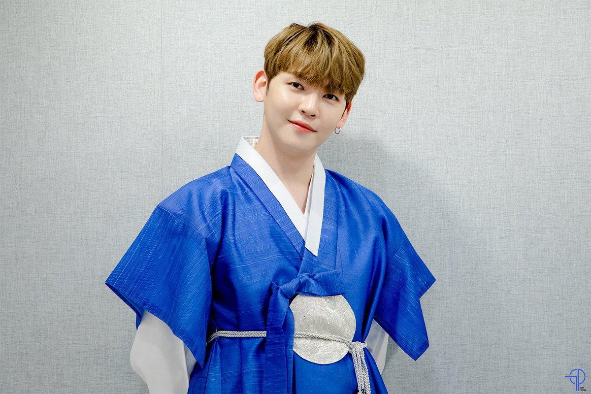 FanbaseKuhn's tweet photo. 🐧TWITTER🐧
20.09.21 

🇬🇧 [#Post][#UP10TION] Idols who shined for Chuseok for two consecutive years! The icon of Chuseok, UP10TION is here (*ﾟ∇ﾟ)ﾉ 
Group photo ⬇️

🇨🇵 &amp; Photo de groupe ⬇️

💛 https://t.co/AYtcMCeaIP 

#UP10TION #한가위 #추석 #Chuseok #HONEY10_Happy_Chuseok https://t.co/WzJf8EQj2Q