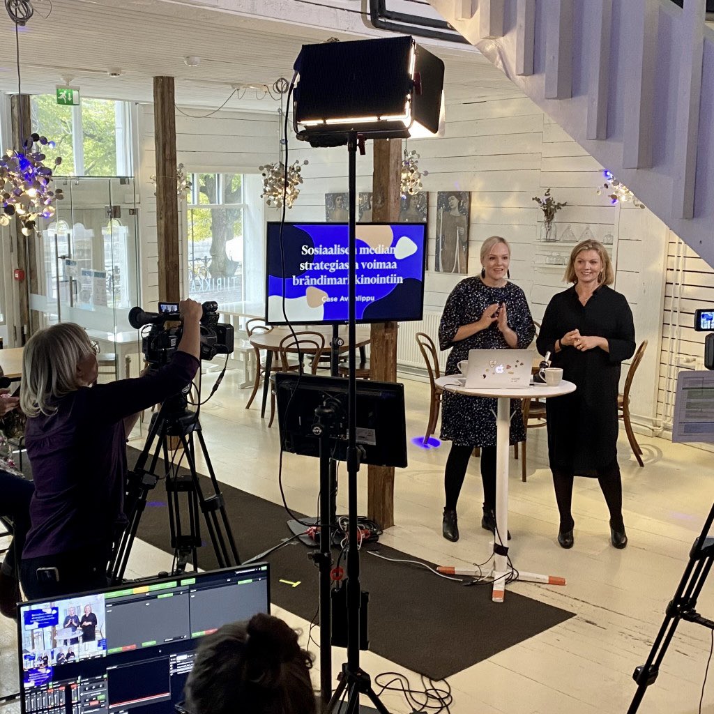 Muistellaanpa vielä viime torstain #Somecoffee-virtuaaliseminaaria 🤩 Tässä hieman behind the scenes -tunnelmia Tiirikkalasta, mistä seminaari lähetettiin. 
#markkinointi #viestintä #somefi #luovakumppani