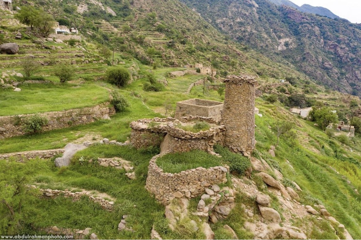 Welcome_Saudi's tweet photo. #AlHashar Mountains, located in #AIDaierBaniMalik Governorate, which is in the east of the #Jizan region, about 30km southwest of the governorate. Characterized by its pristine nature, its beautiful landscapes,and its villages with ancient buildings 📸Insta: [abdulrahmanalharisi] https://t.co/6zUWYtvEZq