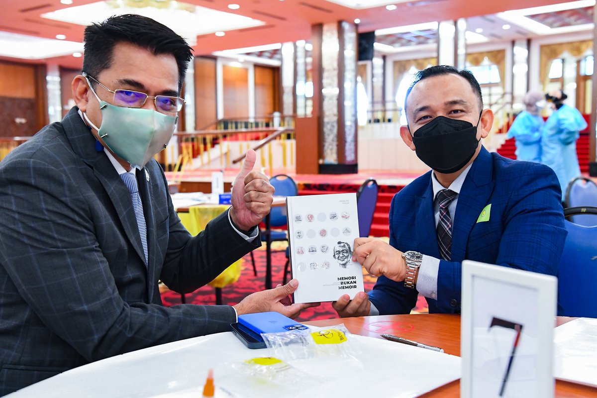 buku yang mesti dimiliki. #memoribukanmemoir oleh YB <a href="/maszlee/">Maszlee Malik 🏴🇲🇾</a> . sangat sesuai untuk semua khususnya yg berjiwa pendidik.

" Pendidikan sepatutnya penuh dgn kegembiraan. Tiada gunanya berpendidikan tetapi hidup dalam tekanan "