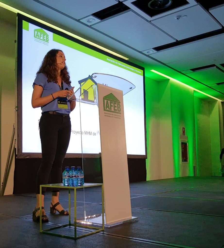 houserandhouser's tweet photo. Silvia Pla, coordinadora de @mihogarmejor y PR Manager en Houser &amp; Houser, presenta en #ForoAFEB, los principales hitos del proyecto de Influencers de @BricoAFEB. #Crack https://t.co/DbOocYeKUk
