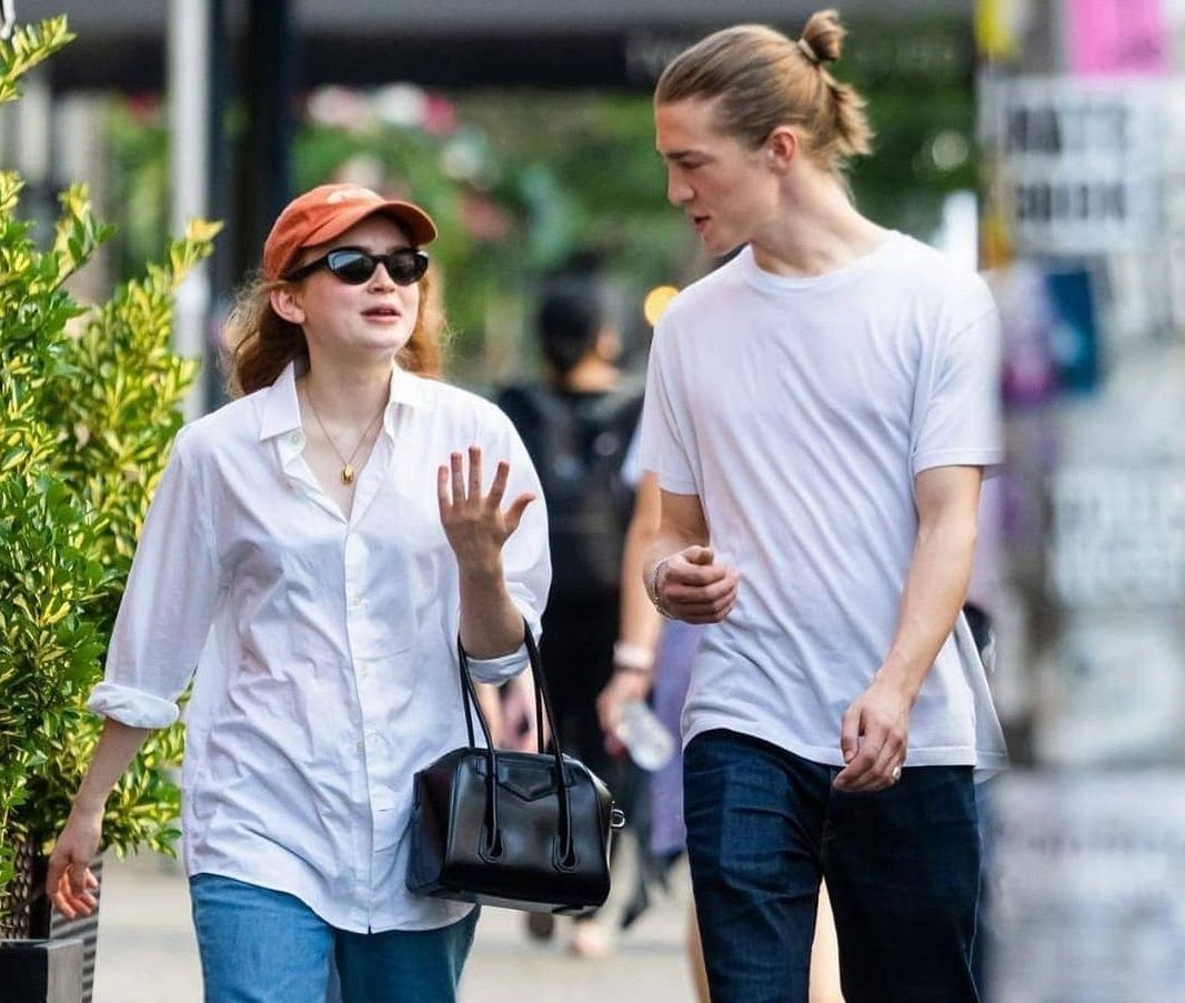 Stranger Things 4 on Twitter "Sadie with her friend walking around NYC