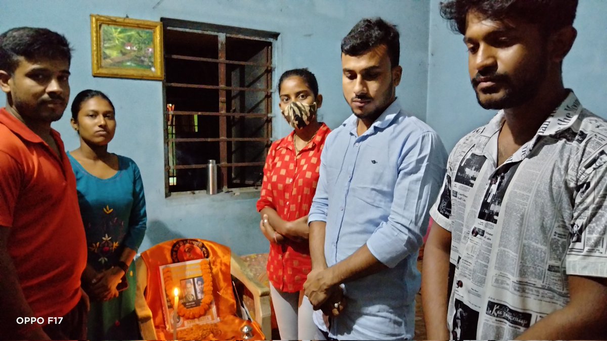 AbvpNadia's tweet photo. বাংলা ভাষা আন্দোলনের শহীদ রাজেশ-তাপস লহ প্রণাম।" দাড়িভিট ভাষা আন্দোলন ও ভাষাবীর রাজেশ-তাপসের স্মরণে আজ ২০শে সেপ্টেম্বর পশ্চিমবঙ্গ বাংলাভাষা দিবস উপলক্ষে ABVP কল্যানী শাখার পক্ষ থেকে শহীদ রাজেশ-তাপসের ছবিতে শ্রদ্ধাঞ্জলি প্রদান করা হলো।
#পশ্চিমবঙ্গমাতৃভাষাদিবস
#AbvpNadia
#ABVP https://t.co/ffv4XbqK7u