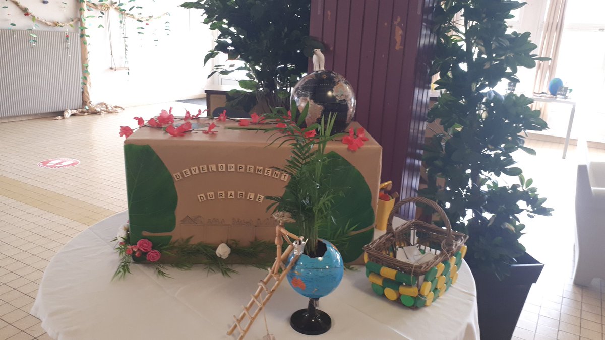 De9Marina's tweet photo. Concours d'oeuvres faites par les patients du @CHTHUIR à partir de déchets recyclables! L'équipe de la cafétéria qui expose ces travaux a fait une très jolie urne pour accueillir le vote des patients tout au long de la semaine! 🙏 Les résultats vendredi #sddchthuir #SEDD2021 ♻️🍀 https://t.co/CfTGetFOft