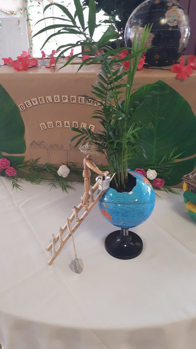 De9Marina's tweet photo. Concours d'oeuvres faites par les patients du @CHTHUIR à partir de déchets recyclables! L'équipe de la cafétéria qui expose ces travaux a fait une très jolie urne pour accueillir le vote des patients tout au long de la semaine! 🙏 Les résultats vendredi #sddchthuir #SEDD2021 ♻️🍀 https://t.co/CfTGetFOft