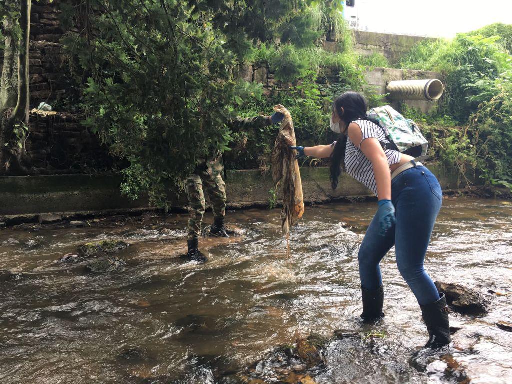 Ejercito_Div5's tweet photo. En el municipio de La Calera tropas del Batallón de Policía Militar Nº15 #Brigada13 realizaron limpieza del Río Teusaca con el apoyo de la @CAR_Cundi, @Bomberoscundi, y la Administración local, recolectando cerca de 70kg de basura que afecta los ecosistemas #BurbujaAmbientalBr13 https://t.co/9HERR65MQ9