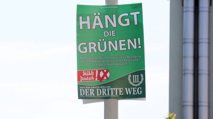 Ein Querdenker ermordet einen Mitarbeiter einer Tankstelle wegen der Maskenpflicht.

Eine Polizistin hält zum antisemitischen Attentäter von Halle eine Brieffreundschaft.

Eine Nazipartei ruft zum Mord an den Grünen auf.

Und die Union warnt vor einem Linksrutsch.

Irre.