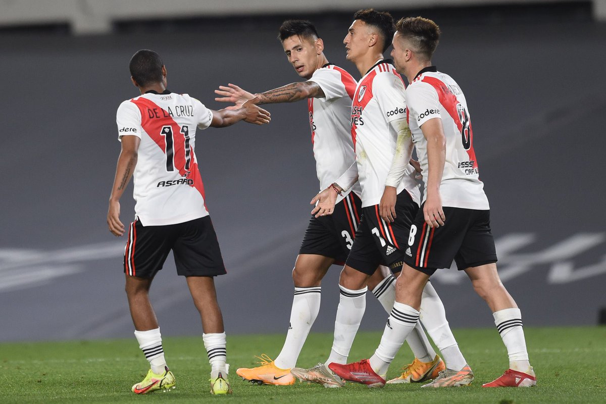 🖐 ¡Choque esos cinco!

Costó quebrar el cero, pero lo importante es que River ganó y seguimos peleando arriba, así que la semana se arranca con una sonrisa.

🔜 Próximo partido: sábado 20.15, contra Central Córdoba, de visitante.

📸 <a href="/riverplate/">River Plate</a>