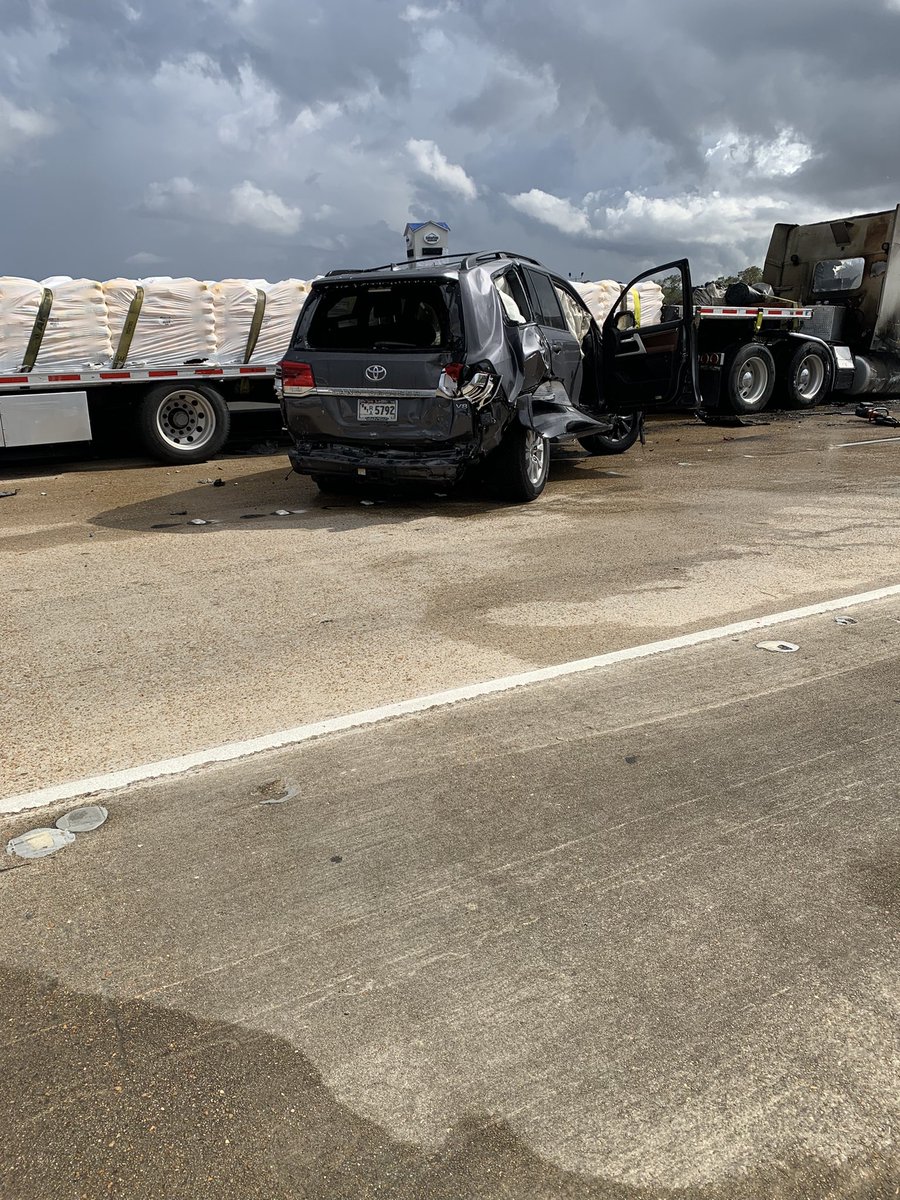 ltgrusselhonore's tweet image. Stuff Happened and I and others walked away I 10 Laplas La . My Land Cruiser Saved Me . @LAStatePolice EMS and St John Fire 🔥 all done great