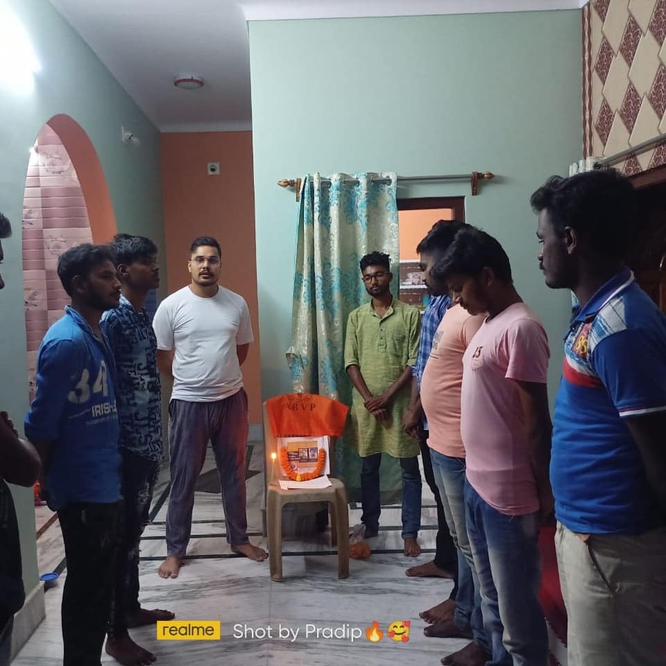 AbvpNadia's tweet photo. বাংলা ভাষা আন্দোলনের শহীদ রাজেশ-তাপস লহ প্রণাম।"দাড়িভিট ভাষা আন্দোলন ও ভাষাবীর রাজেশ-তাপসের স্মরণে আজ ২০শে সেপ্টেম্বর পশ্চিমবঙ্গ বাংলাভাষা দিবস উপলক্ষে ABVP কল্যানী শাখার পক্ষ থেকে শহীদ রাজেশ-তাপসের ছবিতে শ্রদ্ধাঞ্জলি প্রদান করা হলো।
#পশ্চিমবঙ্গমাতৃভাষাদিবস
#AbvpNadia
#ABVP https://t.co/j5zgx4gV7B