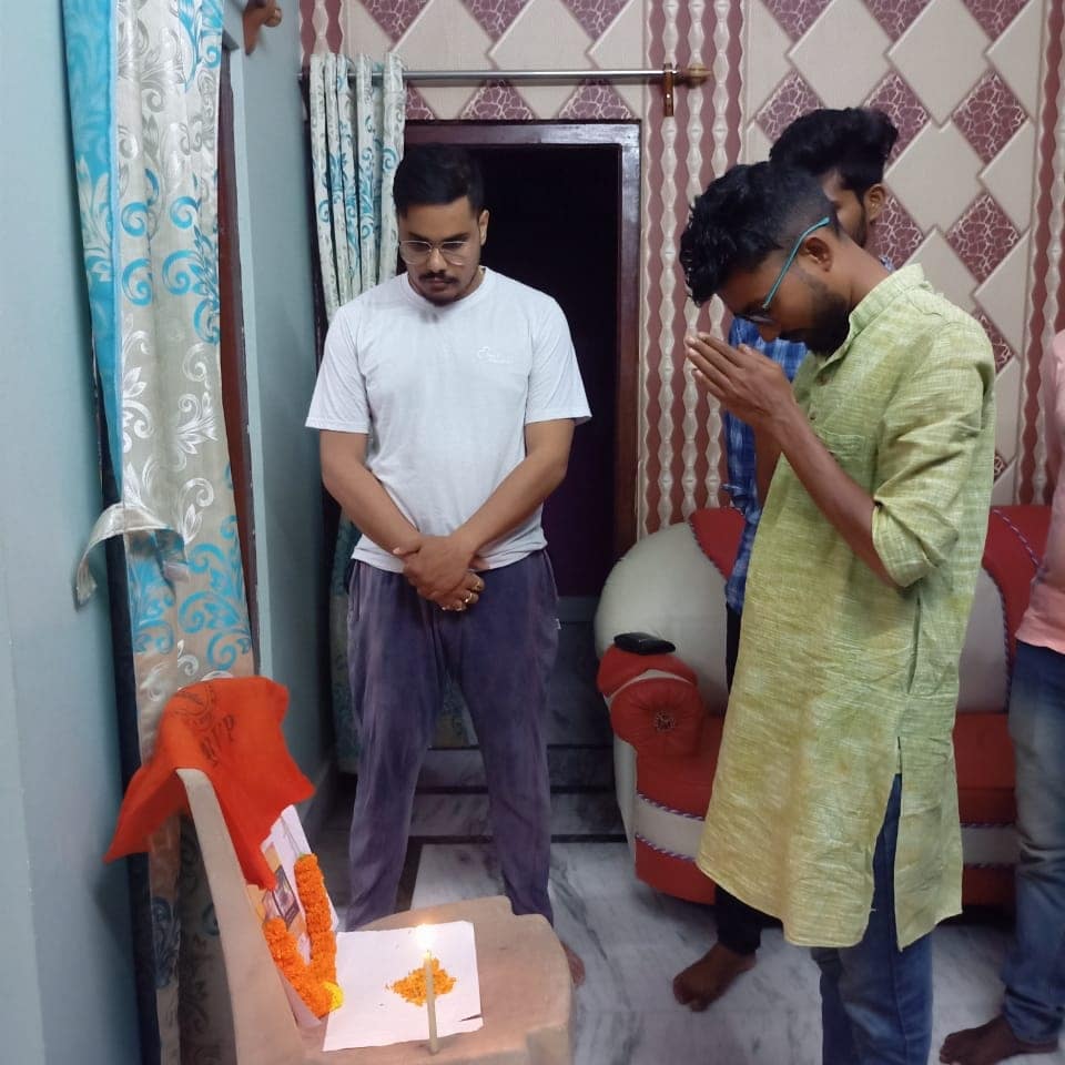 AbvpNadia's tweet photo. বাংলা ভাষা আন্দোলনের শহীদ রাজেশ-তাপস লহ প্রণাম।"দাড়িভিট ভাষা আন্দোলন ও ভাষাবীর রাজেশ-তাপসের স্মরণে আজ ২০শে সেপ্টেম্বর পশ্চিমবঙ্গ বাংলাভাষা দিবস উপলক্ষে ABVP কল্যানী শাখার পক্ষ থেকে শহীদ রাজেশ-তাপসের ছবিতে শ্রদ্ধাঞ্জলি প্রদান করা হলো।
#পশ্চিমবঙ্গমাতৃভাষাদিবস
#AbvpNadia
#ABVP https://t.co/j5zgx4gV7B