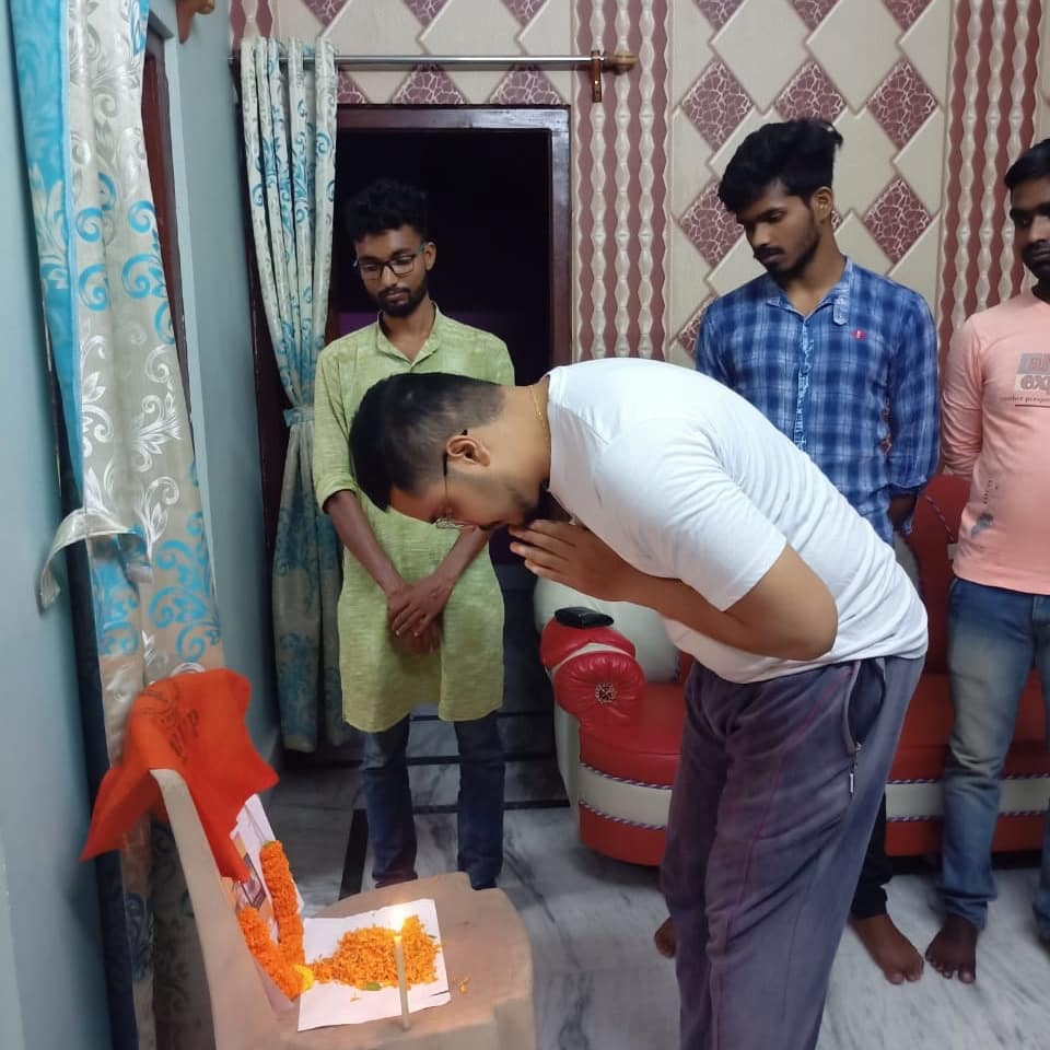 AbvpNadia's tweet photo. বাংলা ভাষা আন্দোলনের শহীদ রাজেশ-তাপস লহ প্রণাম।"দাড়িভিট ভাষা আন্দোলন ও ভাষাবীর রাজেশ-তাপসের স্মরণে আজ ২০শে সেপ্টেম্বর পশ্চিমবঙ্গ বাংলাভাষা দিবস উপলক্ষে ABVP কল্যানী শাখার পক্ষ থেকে শহীদ রাজেশ-তাপসের ছবিতে শ্রদ্ধাঞ্জলি প্রদান করা হলো।
#পশ্চিমবঙ্গমাতৃভাষাদিবস
#AbvpNadia
#ABVP https://t.co/j5zgx4gV7B