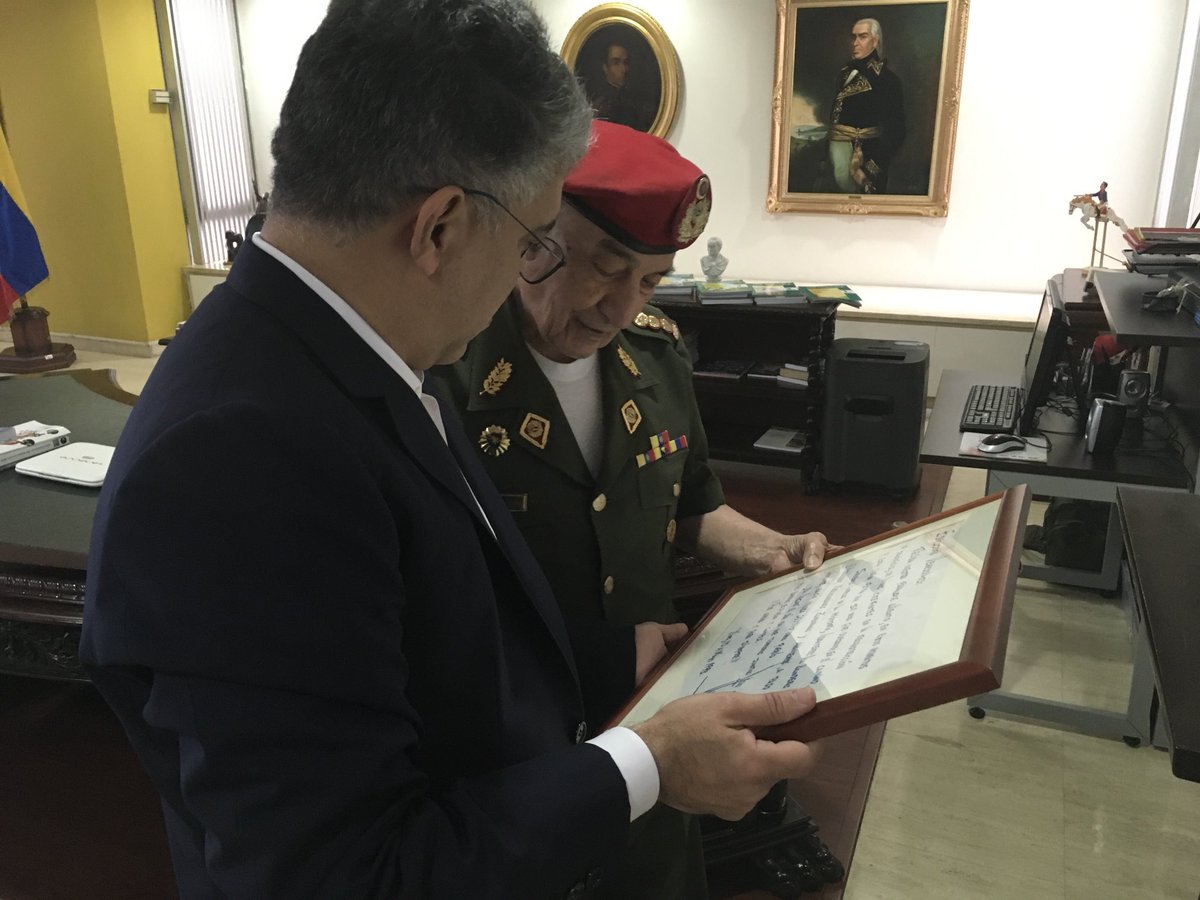 Tremendo pesar me produce la muerte del General en Jefe Jacinto Pérez Arcay, Maestro de nuestro Comandante Chávez, Maestro nuestro. Conversamos profundo, a lo largo de estos años, sobre Bolívar, Chávez, la educación, la conciencia y el porvenir de Venezuela.